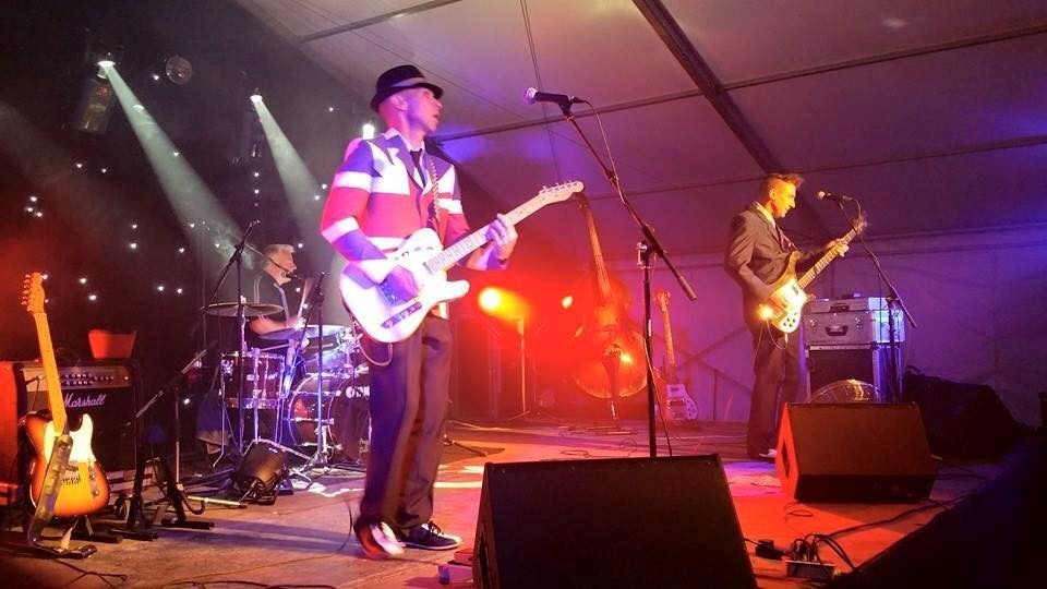 Live music with The Heroes