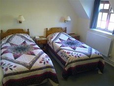 TWIN ROOM